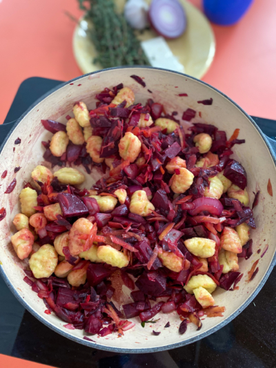Gnocchi-Bowl rote Rübe Feta