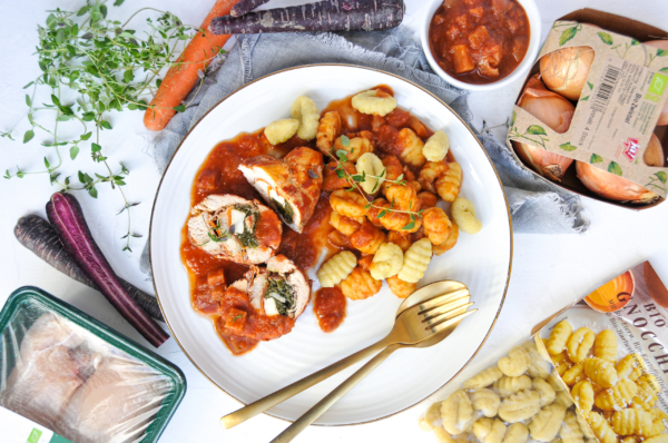 gefüllter Wiesenhendl-Rollbraten mit Gnocchi in dunkler Soße