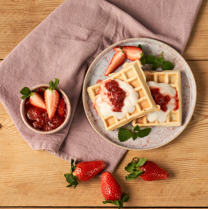 Vegane Waffeln mit Haferdrink & Rhabarber-Kompott