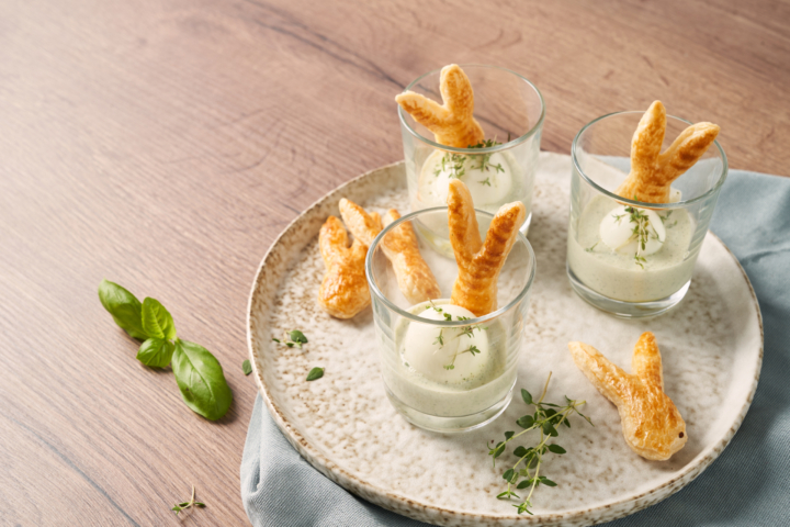 Bio-Ei im Glas mit Blätterteig-Osterhase