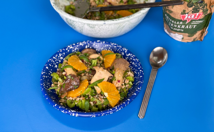 Dinkelreis-Bowl mit Sellerie und Bio-Bohnenkraut