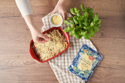 mit geriebenen Mozzarella bestreuen