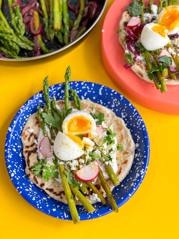 Gegrillter Bio-Spargel mit wachsweichem Ei und veganem Naan Brot