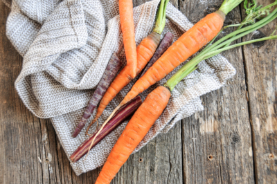 Karotten auf einem Tisch.