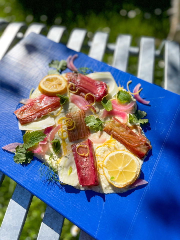 Gebackener Bio-Rhabarber auf Zitronen-Feta Creme