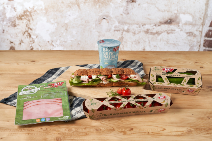 Donauwelle-Sandwich mit Bio-Leberkäse, Salat und Paradeiser