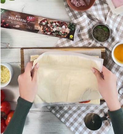 Pizzateig mit zweitem zudecken