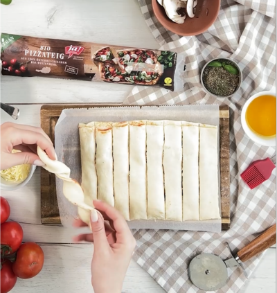 Pizzateig in Streifen geschitten