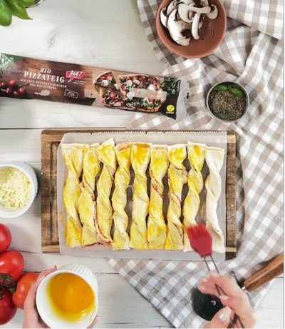 Pizzasticks mit Butter bestreichen