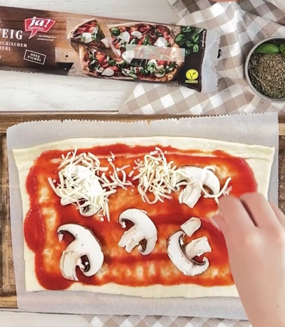 Pizzateig belegen