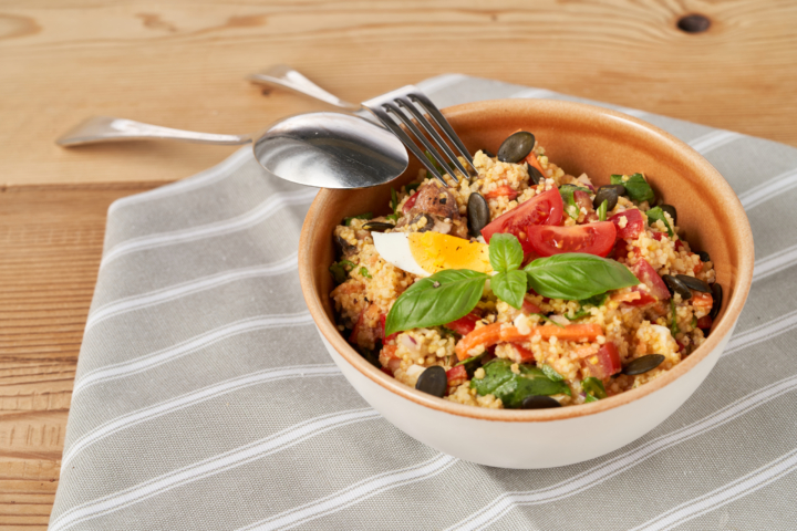 Fitnesssalat mit Hirse, Karotten und Kürbiskernen