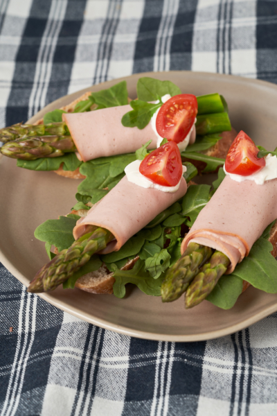 Baguette mit Leberkäse und Spargel