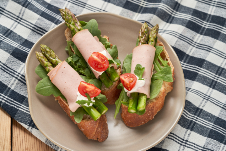 Esterhazy-Baguette mit Bio-Leberkäse und grünem Spargel