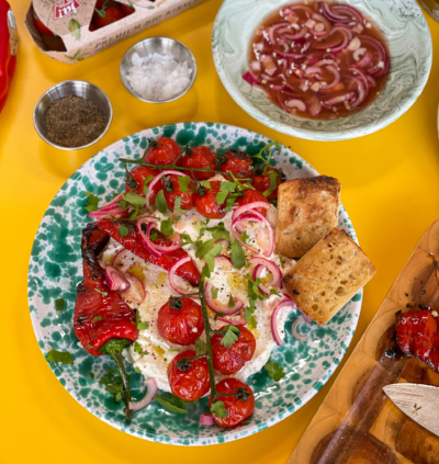 Labneh mit Kirschtomaten, Spitzpaprika und geröstetem Kornbaguette