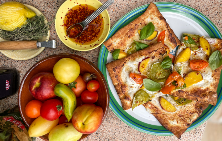 Pizza mit Ziegenfrischkäse, Nektarinen und Paradeiser