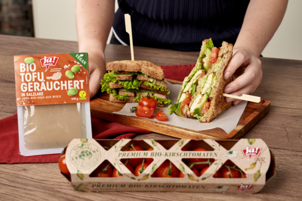 Clubsandwich mit Tofu und Gemüse