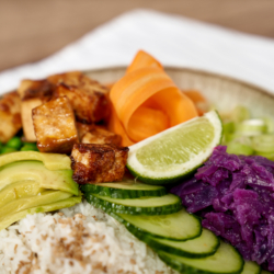 Eine Bowl auf einem Tisch.