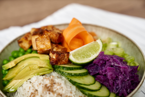 Eine Bowl auf einem Tisch.