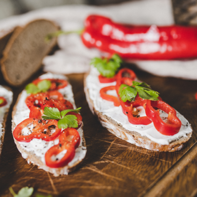 2 Scheiben Brot mit Aufstrich und geschnittener Bio-Paprika.