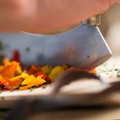 Jemand schneidet Bio-Gemüse.