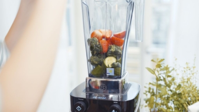 Jemand mixt die Zutaten in einem Mixer.