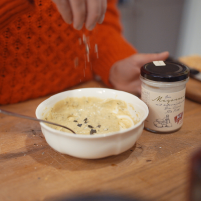 Eine Schüssel und ein Glas Ja! Natürlich Bio-Mayonnaise.