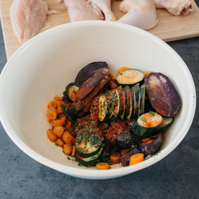 Bio-Karotten bunt, Zucchini und Erdäpfel-Raritäten geschnitten in einer Schüssel.