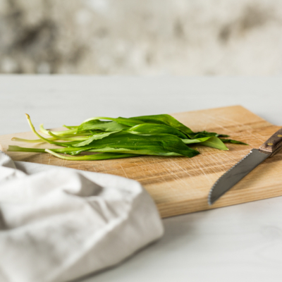 Bio-Bärlauch auf einem Brett.