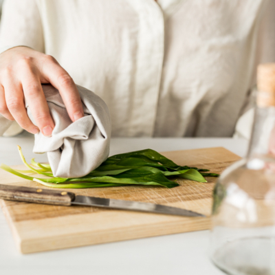 Jemand schneidet Bio-Bärlauch.