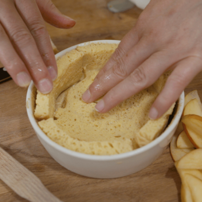 Jemand hat den Bio-Toast in der Schüssel ausgelegt.