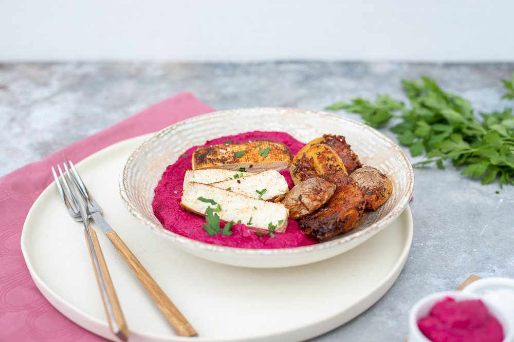 Bio-Tofu Steak mit knusprigen Bio-Käse Kartoffeln auf Rote Bete Hummus ...