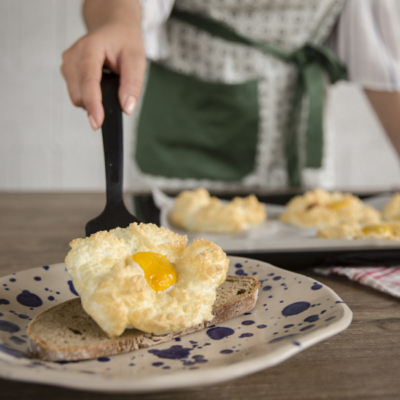 Cloud Egg wird auf ein Brot gelegt