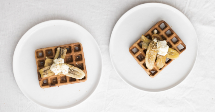 Waffeln mit karamellisierten Bananen, Frischkäse und Espresso