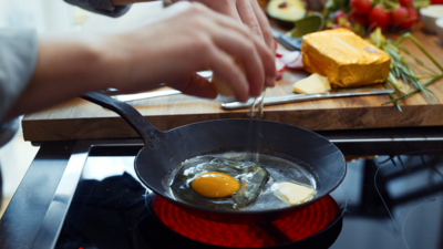 Jemand brät seine Bio-Eier.