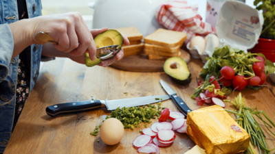 Verschiedenes Bio-Gemüse auf einem Tisch.