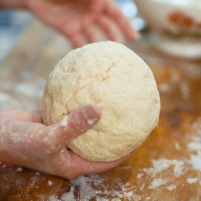 Jemand hält italienischen Brotteig in der Hand.