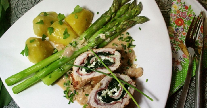 Bärlauch-Putenrouladen mit Spargel und Erdäpfeln