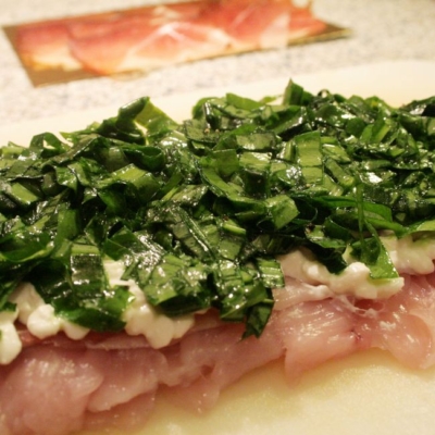 Rohes Bio-Putenschnitzel belegt mit Cottage Cheese und Bärlauch.