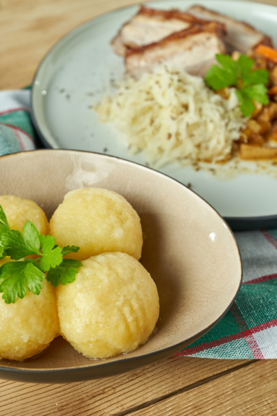 Bio-Schweinsbraten mit Erdäpfelknödel und Sauerkraut