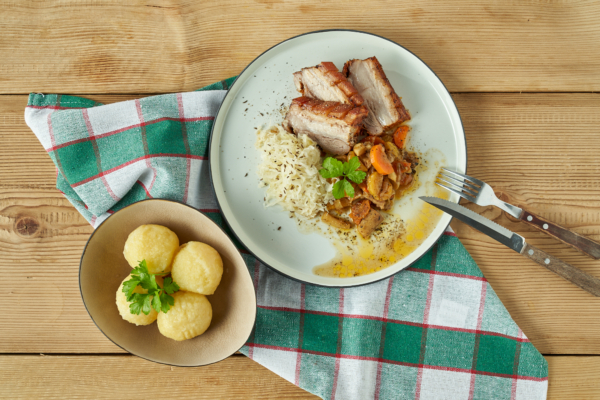 Bio-Schweinsbraten mit Sauerkraut und Erdäpfelknödel