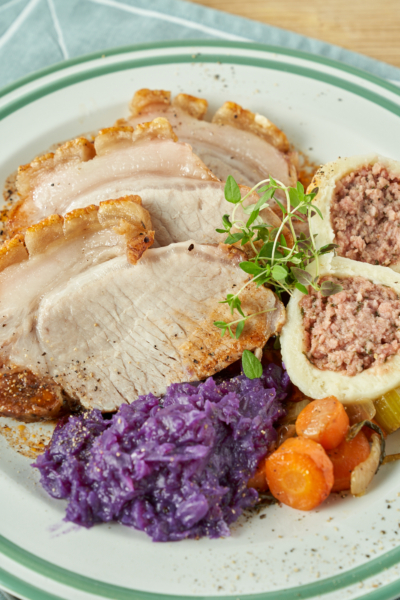 Karreebraten mit Rotkraut und Wurstknödel