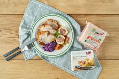 Karreebraten mit Rotkraut und Wurstknödel