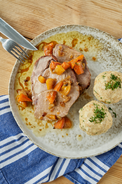 Bio-Schopfbraten mit Semmelknödl | Rezept