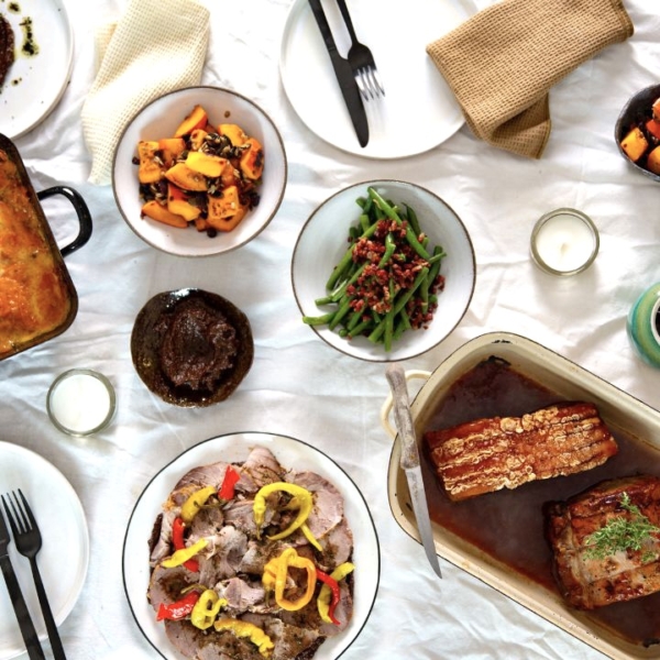 Bio-Strohschwein zart und knusprig mit Süßkartoffelauflauf, geschmortem Hokkaido und Speckfisolen