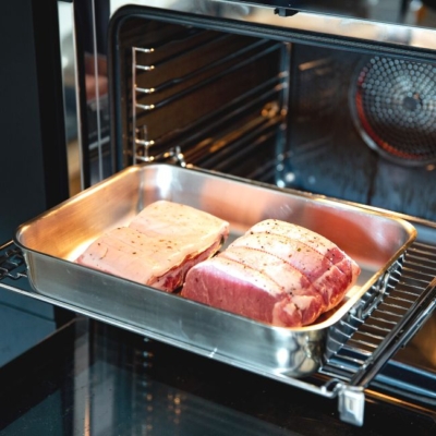 Bio-Schopfbraten in einer Backform im Backofen.