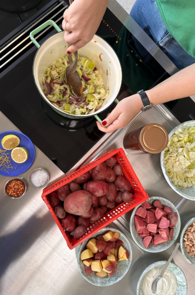 Knoblauch glasig anschwitzen. Ingwer, Knoblauch, Chinakohl und Lauch dazu geben und mit anrösten