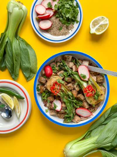 Pak Choi mit Sesam Tofu und gebratenem Reis