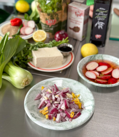 Zwiebel und Knoblauch schälen und klein schneiden. Ingwer und Chili in kleine Scheiben schneiden.