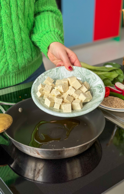Tofu in mundgerechte Würfel schneiden
