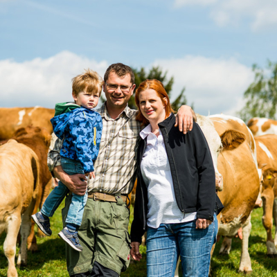 Familie Eisenberger steht vor den Bio-Kühen